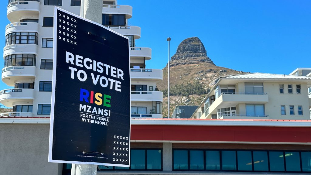 Südafrikanisches Wahlplaket vor Häusern und Berg in Kapstadt