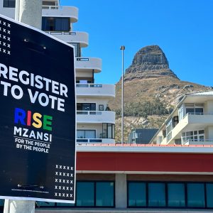 Südafrikanisches Wahlplaket vor Häusern und Berg in Kapstadt