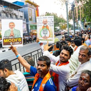 Modi-Anhänger auf der Straße einer indischen Stadt