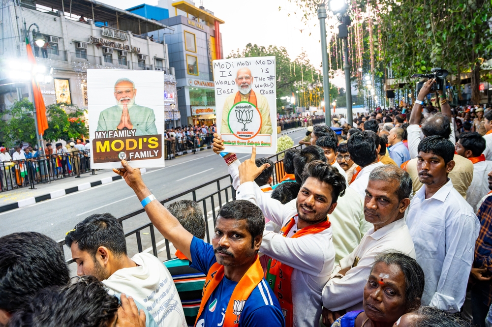 Modi-Anhänger auf der Straße einer indischen Stadt