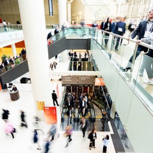 Personen in einem großen Foyer