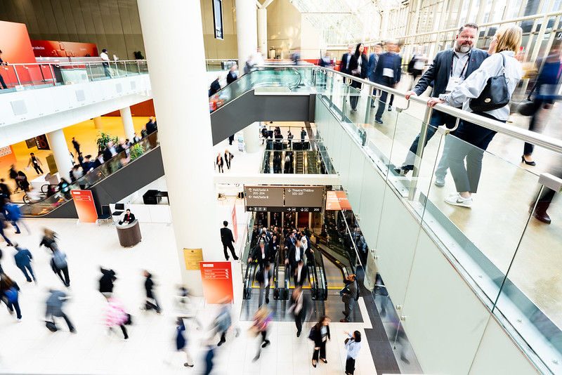 Personen in einem großen Foyer