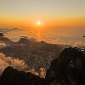 Blick von oben auf Rio de Janairo bei Sonnenuntergang