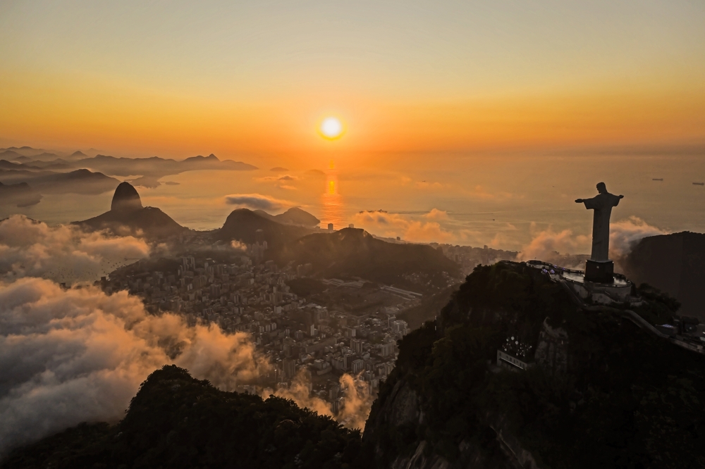 Blick von oben auf Rio de Janairo bei Sonnenuntergang